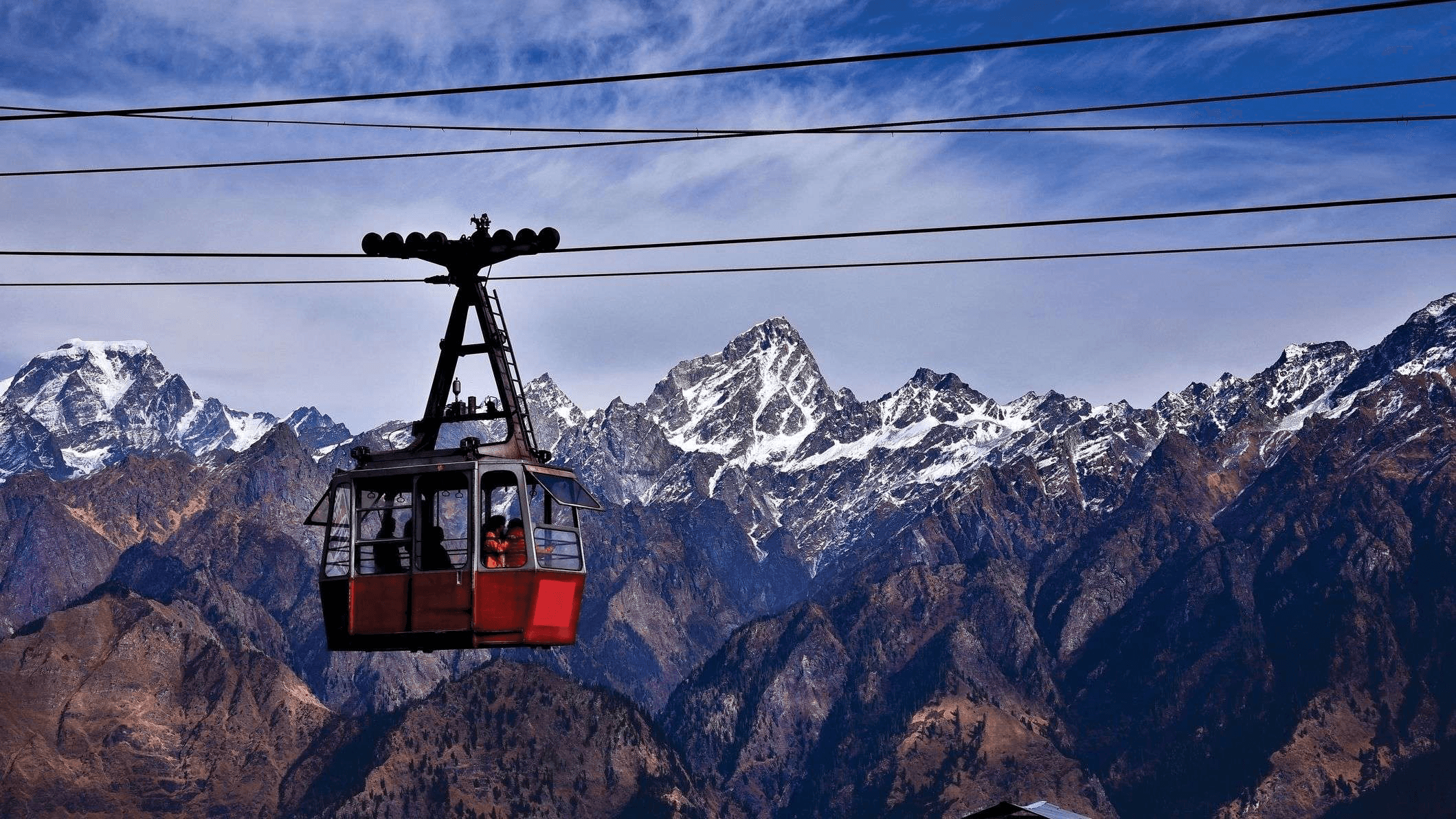 Cable car crossing the mountain landscape at Auli